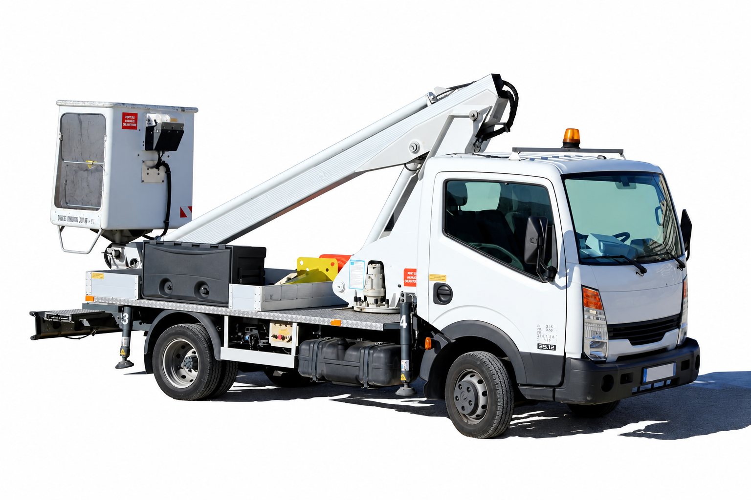 Camion blanc équipé d’une nacelle élévatrice pour des travaux en hauteur.