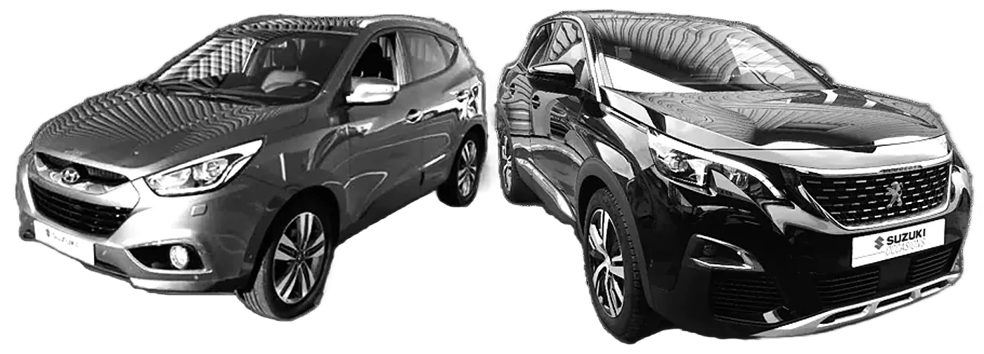 Deux SUV d’occasion, un Hyundai et un Peugeot, photographiés en noir et blanc.