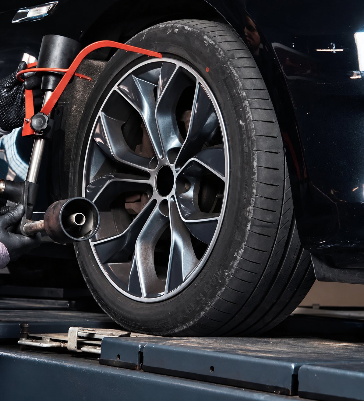 Réglage du parallélisme d’une roue de voiture dans l’atelier.