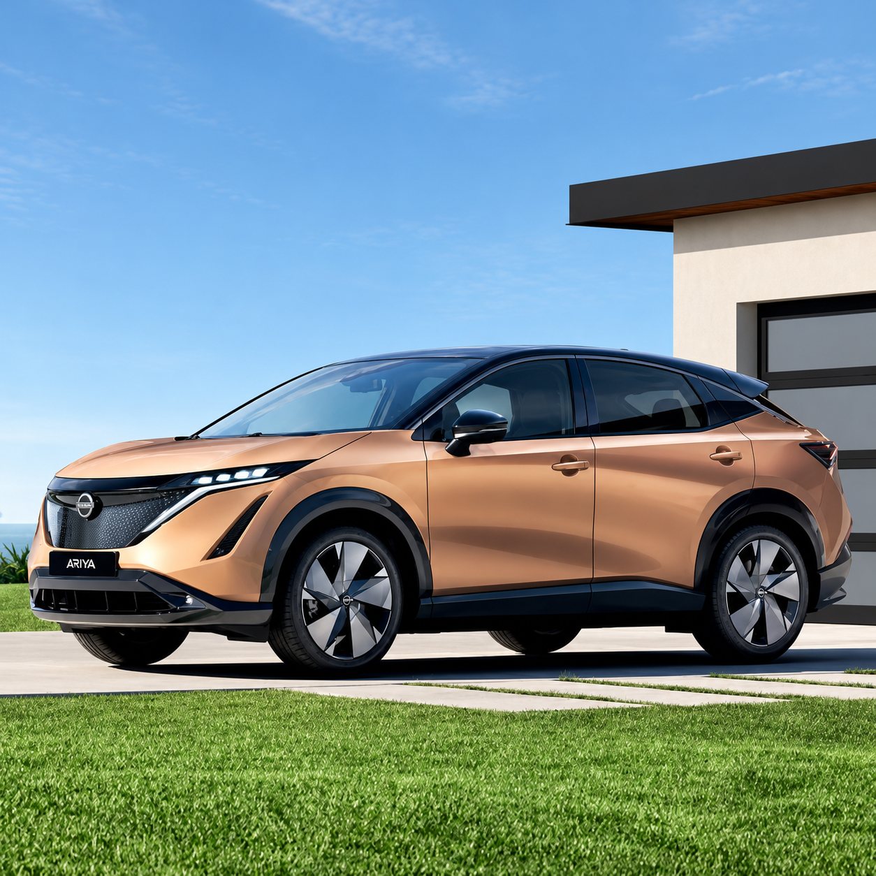 Un SUV électrique cuivré devant une maison moderne.